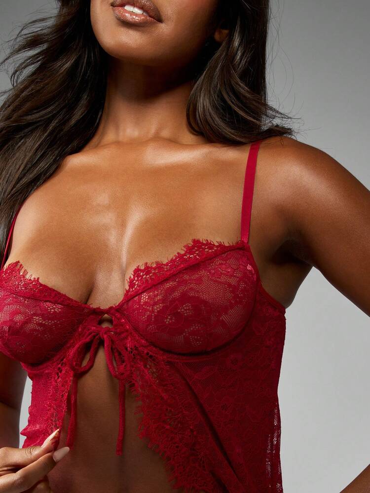 MISSGUIDED Nuisette en dentelle florale avec nœud sur le devant et string