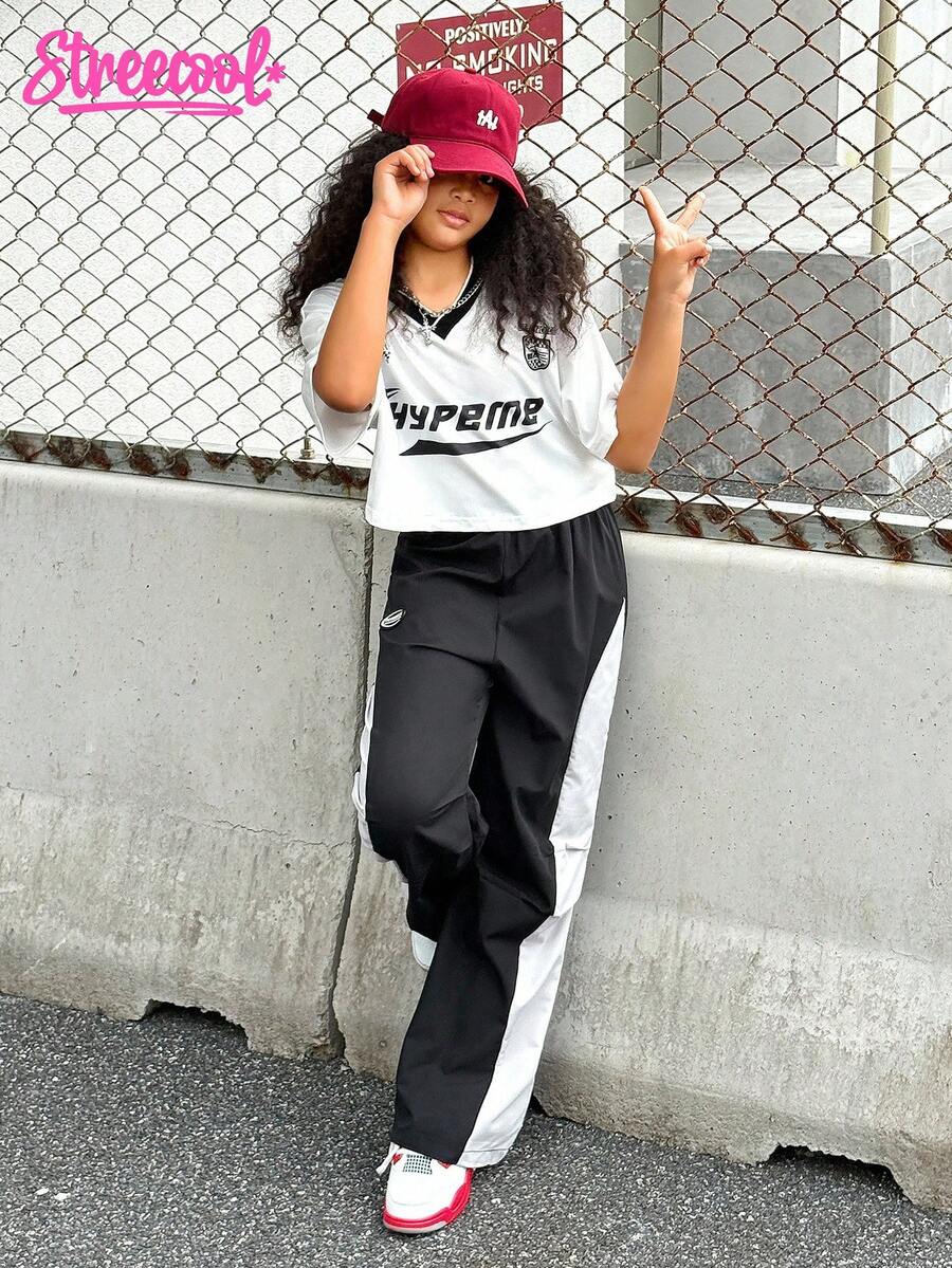 SHEIN Explorewe Streecool 少女休闲校园风时尚字母印花V领露脐上衣和宽松拼接阔腿裤两件套,适合休闲和街头穿着 - 彩色 - 查看 1