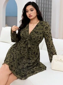 Modelyn 大码优雅花卉植绒网眼覆盖连衣裙 - 彩色 - 查看 6
