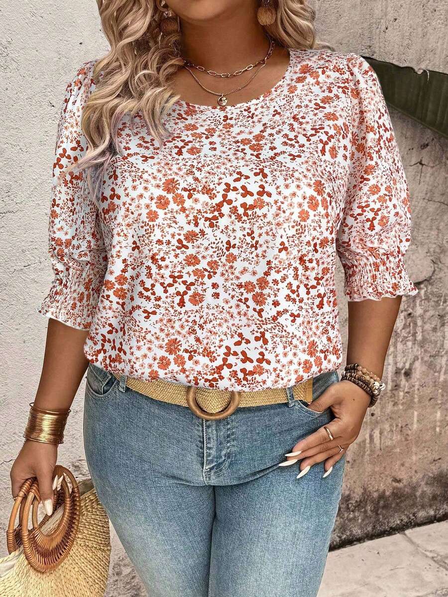 EMERY ROSE قميص كاجوال بياقة مستديرة وأكمام منتفخة وأساور مطوية بطبعة زهور صغيرة للمقاسات الكبيرة