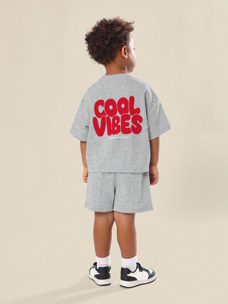 Luźny zestaw składający się z koszulki i spodenek z nadrukiem