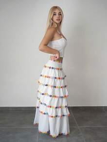 Sweetina Ensemble 2 pièces femme composé d'un débardeur ajusté avec empiècement en dentelle florale brodée blanche et d'une jupe longue à volants multicouches. Tenue d'été décontractée pour les vacances - Blanc - Voir 4