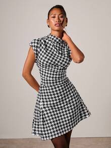 COSMINA Elegant rutig miniklänning med rynkor för kvinnor, lämplig för pendling året runt - Svart och Vitt - Visa 4