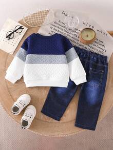 SHEIN 男婴春秋季两件套，蓝白灰拼接圆领长袖上衣搭配仿牛仔裤，活泼的廓形展现宝宝的俏皮可爱。适合外出、休闲穿着和派对等场合，让宝宝在任何场合都时尚有型。男婴两件套，男婴牛仔套装，男婴休闲套装，秋冬季 - 彩色 - 查看 2
