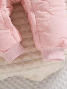 SHEIN Playful Pals 1 件女婴冬季新款 2025 云朵拼接图案保暖内衬连帽前开连体衣，可爱时尚厚保暖连体衣 - 粉色 - 查看 4