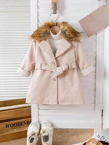 SHEIN 女婴卡其色毛领大衣，适合秋冬季节穿着。