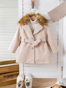 SHEIN 女婴卡其色毛领大衣，适合秋冬季节穿着。