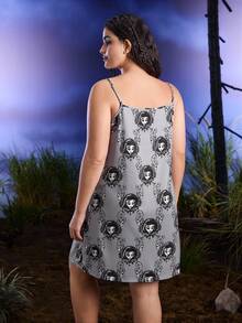 Corpse Bride X SHEIN Vestido de dormir de tirantes con gráfico de figura de dibujos animados para talla grande - Gris - Ver 2