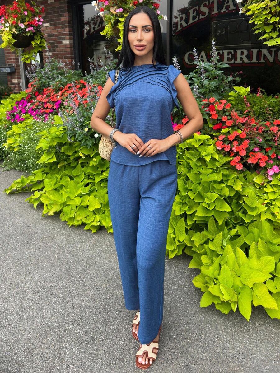 Carolina Barros Camisa casual azul de mujer con cuello con volante, mangas de campana y decoración fruncida en el hombro + Pantalones rectos de mujer casuales azules de talle elástico con bolsillos laterales, acortados - Azul - Ver 1