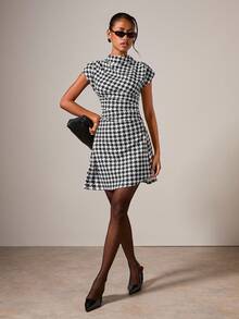 COSMINA Elegant rutig miniklänning med rynkor för kvinnor, lämplig för pendling året runt - Svart och Vitt - Visa 1