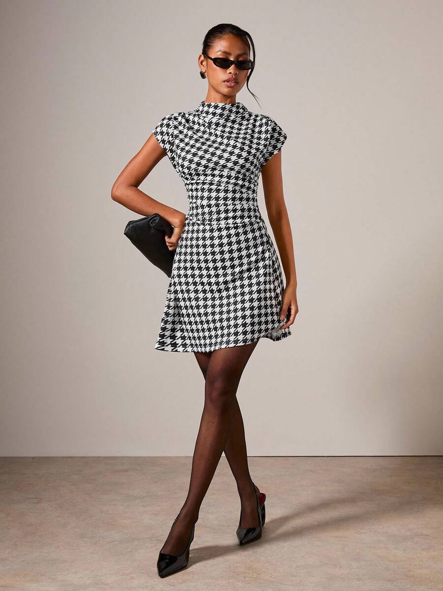COSMINA Elegant rutig miniklänning med rynkor för kvinnor, lämplig för pendling året runt - Svart och Vitt - Visa 1