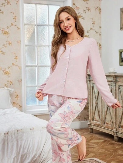  CottageSlumber 女士纯色长袖上衣搭配浪漫印花长裤睡衣套装，适合居家休闲、度假穿着，秋冬皆宜。