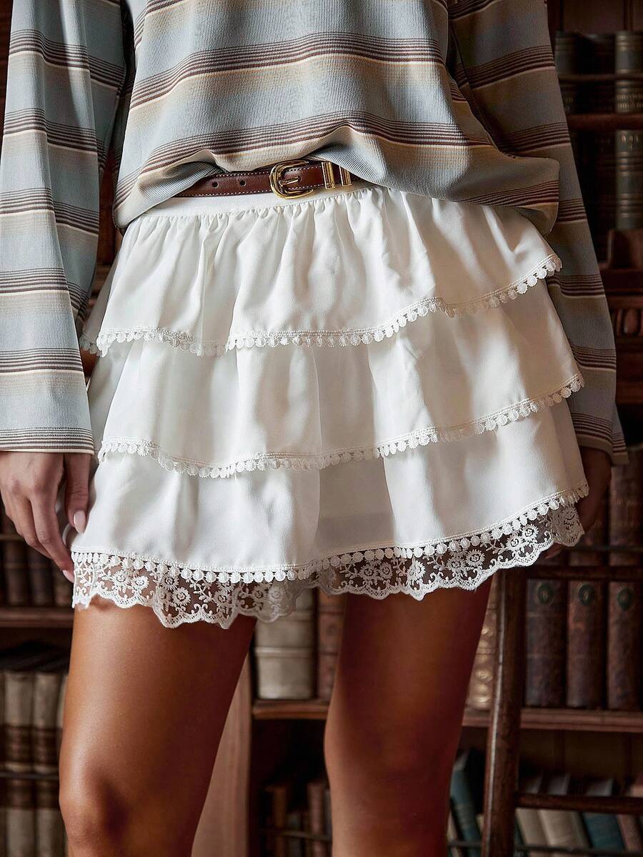 Athîral Jupe mini femme style décontracté et mignon pour l'école, couleur unie avec dentelle contrastée et volants à l'ourlet, sans ceinture - Blanc - Voir 1