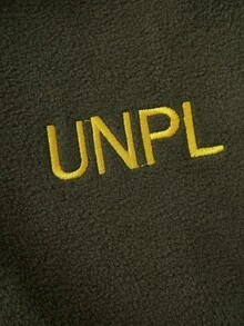 SHEIN Explorewe 2件套男童秋冬羊毛运动服，军绿色调，酷炫气质。上衣采用半拉链立领设计，裤子采用宽松卷边设计，中大童长袖长裤，毛绒刺绣套装，适合休闲装、运动装和户外穿着 - 橄欖綠 - 查看 4