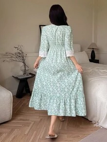 DAZY 浪漫花卉蕾丝拼接 V 领束腰女式睡袍睡衣 - 藍色 - 查看 2