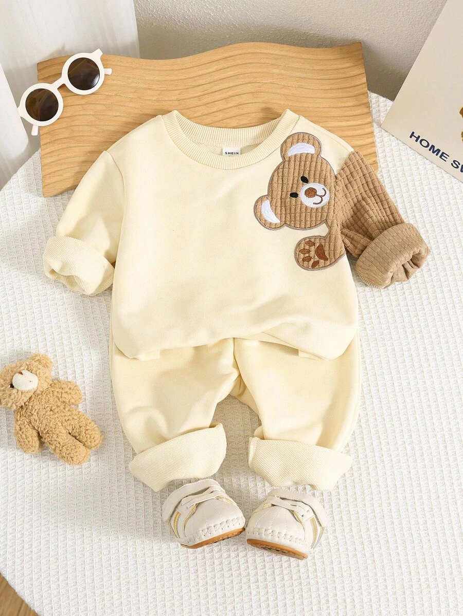 SHEIN 2 件套男婴卡通熊图案针织柔软圆领长袖套头衫和松紧腰及踝长裤套装 - 杏色 - 查看 1