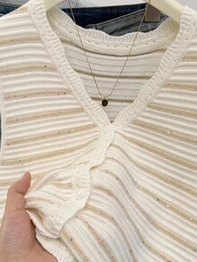 SHEIN Frenchy 2025秋冬季女士法式休闲撞色亮片条纹V领无袖纽扣荷叶边针织背心，秋冬季，无袖针织保暖上衣，撞色滚边，休闲日常穿着，FW25，通勤，简约，办公室，复古，简约，秋冬季，女士针织背心纽扣无袖开衫，四季皆宜，女士冬季毛衣，圣诞毛衣，新年，派对。亮片毛衣。 - 杏色 - 查看 6