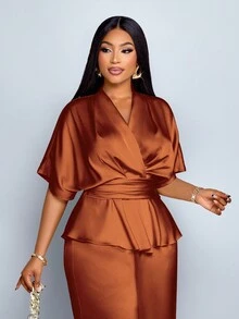 SOLERSUN 大码女装春夏时尚纯色优雅 V 领时尚精致短袖缎面不对称下摆衬衫和直筒阔腿优雅长裤套装、两件套西装、休闲宽松度假套装 - 棕色 - 查看 3