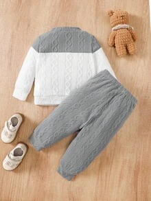 SHEIN 2 pezzi/Set Neonato/Bambino Maschio Casual Grigio, Blu e Bianco a Righe Maglione con Tasche, Bottoni sulla Spalla e Collo Equipaggio, Maniche Lunghe e Pantaloni con Vita Elastica, Tessuto Morbido e Confortevole, Adatto per Primavera, Autunno e Inverno, Uso Esterno, Domestico e Casual