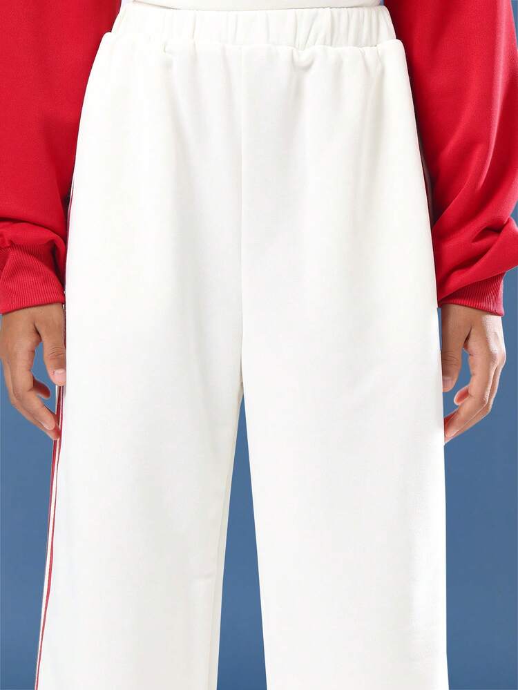 Conjunto de blusa de ombro caído com calça larga estampada universitária