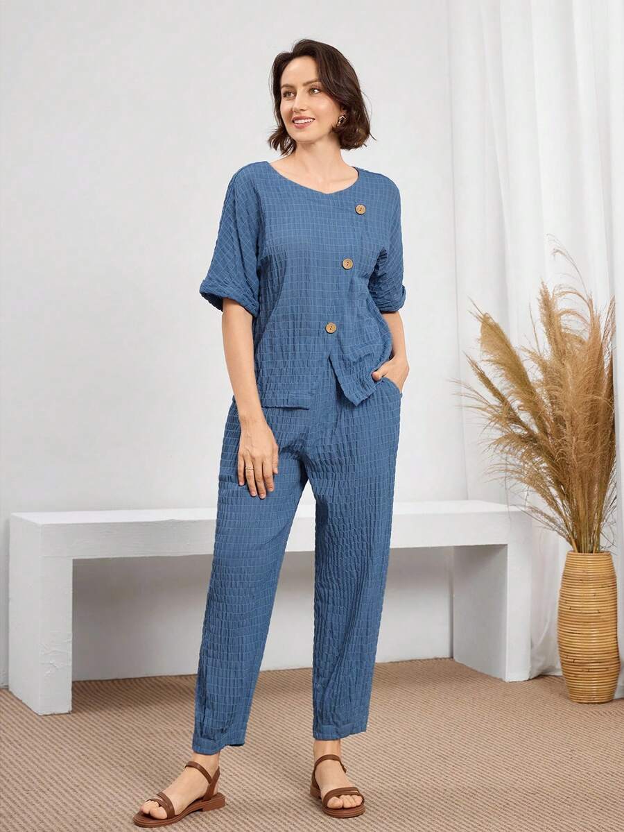 Miaspire 2 件套休闲纯色纹理衬衫和裤子套装母亲节服装送给妈妈的礼物女士休闲梭织面料两件套服装：卡其色圆领半袖上衣和长口袋裤夏季休闲度假场合梭织纹理提花面料女士两件套西装乡村服装女士复古服装女士机场服装女士老钱风格女士复古服装女士教师服装女士蓝色套装 2 件亚麻套装女士衬衫和裤子套装 2 件套 - 藍色 - 查看 1