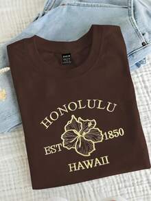 Arcane Artistry Camiseta Feminina de Gola Redonda com Contraste de Cor, Slogan e Bordado de Hibisco - Café - Visão 3