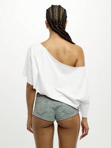 SUMWON WOMEN 引领潮流的露肩不对称短款上衣，带有电话号码图形印花长袖节日街头风格夏季派对个性 T 恤 - 白色 - 查看 2