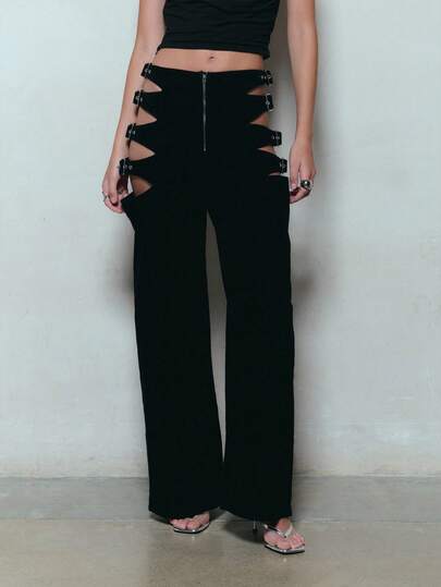 TypaGal Estos pantalones de pierna ancha negros con un dramático corte y detalles de hebilla encarnan el estilo alternativo, gótico y Y2K para otoño/invierno. El hardware audaz y la silueta de cintura alta los convierten en una pieza de declaración para las mujeres en otoño, invierno y eventos relacionados con el cosplay. Úsalos como base de moda para disfraces de Halloween, looks brujos o audaces para Navidad. Estos pantalones también funcionan fácilmente en la oficina o con blusas formales cuando se mezclan los estéticos alternativos y profesionales. Úsalos con vestidos de suéter o abrigos de invierno para un look digno de pasarela en otoño.