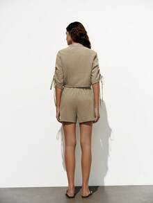 Lumivelle Set de 2 piezas con camisa de utilidad con botones y cordón delantero, y shorts con bolsillo, conjunto casual de unicolor - Caqui - Ver 2