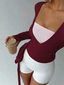 SHEIN Unity 粉色瑜伽健身运动高弹柔软裹身 V 领长袖短款紧身 T 恤，时尚简约休闲优雅基本款衣橱必备设计，适合女性，春秋季 - 酒紅色 - 查看 3