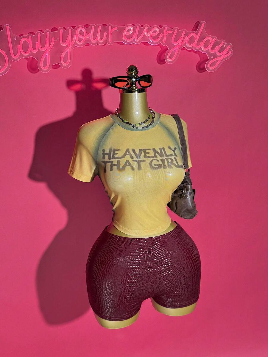 Slaydiva 女式 Y2K 字母印花修身短袖上衣和短裤两件套，夏季 - 彩色 - 查看 1