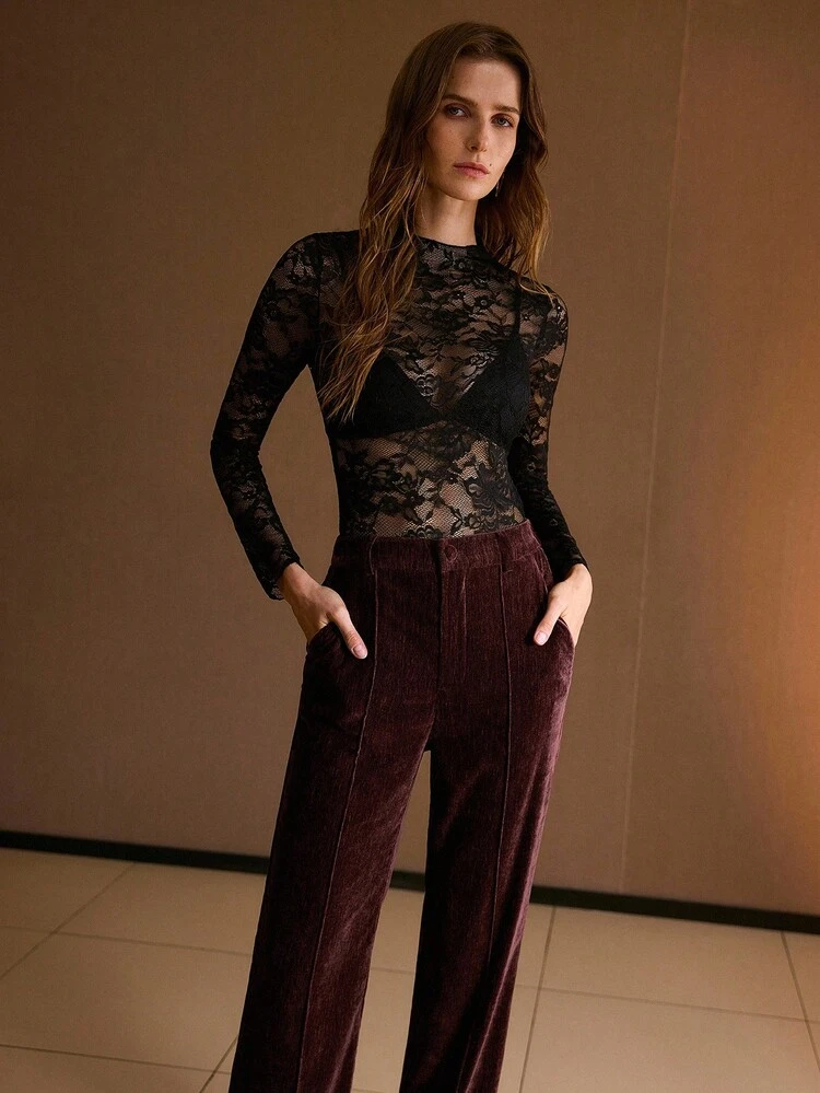 PANTALONES CON BOLSILLOS SESGADOS Y PLIEGUES