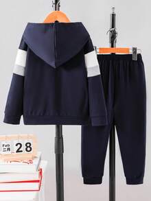 SHEIN Explorewe 小男孩街頭風字母印花連帽衛衣慢跑褲套裝，秋季職業日返校穿搭，拼色學院風運動衫套裝 - 藏蓝色 - 查看 2