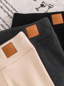 SHEIN LMoss Kids 3 Stücke/Set Dicke thermisch gefütterte Leggings für Kleine Mädchen in Schwarz, Grau und Apricot. Kaufen Sie 1 und erhalten Sie 3 Thermisch gefütterte Hosen in Schwarz, Grau und Beige als vielseitig kombinierbare Basis-Bodenschicht in einem Dreier-Pack. Warm und bequem, geeignet für Herbst und Winter, für den Hausgebrauch, Outdoor-Aktivitäten, Schule und Lässig. Im selben Stil wie bei meiner Mutter, meiner Schwester und meiner jüngeren Schwester.