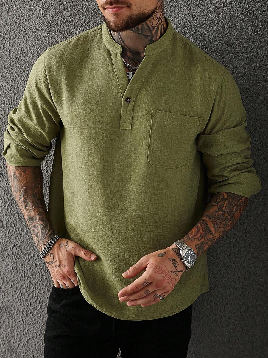Manfinity CasualCool Camisa casual de manga larga con bolsillo y cuello con muesca de unicolor para hombres, la nueva camisa de otoño 2025 es adecuada para diversas ocasiones como ir al trabajo, citas casuales y negocios. Es una prenda de manga larga para salir en otoño, camisa casual de cuello alto para hombres de otoño, camisa versátil para salidas de otoño, camisa de la nueva colección de otoño 2025, para el otoño - Verde militar - Ver 1