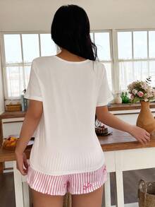 SHEIN Conjunto de pijama para mujer con top de manga corta con estampado de lazo y cereza, y shorts a rayas - Blanco - Ver 2