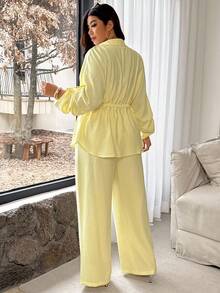Vionelle Conjunto de camisa de cuello en V con abertura frontal y cordón en la cintura, talla grande pantalones de cintura elástica, en color amarillo mantequilla, para mujer talla grande, estilo romántico francés de Sicilia, para uso casual, de viaje o en la oficina, para primavera/otoño/invierno.
