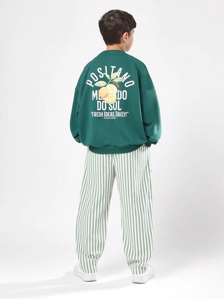 스트라이프 와이드 레그 팬츠와 오버사이즈 스웨트셔츠