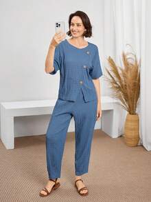 Miaspire 2 件套休闲纯色纹理衬衫和裤子套装母亲节服装送给妈妈的礼物女士休闲梭织面料两件套服装：卡其色圆领半袖上衣和长口袋裤夏季休闲度假场合梭织纹理提花面料女士两件套西装乡村服装女士复古服装女士机场服装女士老钱风格女士复古服装女士教师服装女士蓝色套装 2 件亚麻套装女士衬衫和裤子套装 2 件套 - 藍色 - 查看 5
