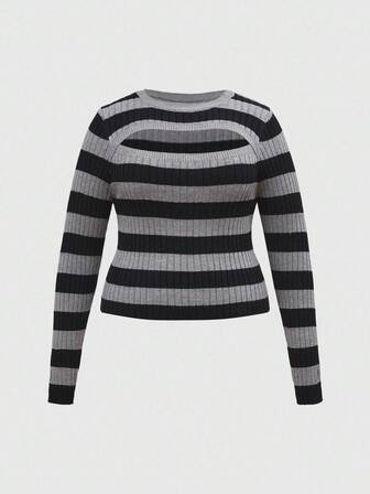 Pull oversize à col rond avec design ajouré sur la poitrine, rayures noires et grises, manches longues en tricot. Tenue décontractée pour l'automne/l'hiver