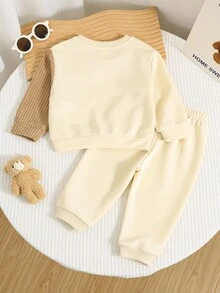 SHEIN 2 件套男婴卡通熊图案针织柔软圆领长袖套头衫和松紧腰及踝长裤套装 - 杏色 - 查看 2