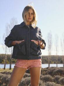 Aralina Jaket Denim Hitam Model Boxy untuk Musim Gugur/Dingin dengan Saku Depan Berkerut dan Detail Pita. Mantel Musim Dingin yang Sempurna untuk Wanita, Pakaian Kantor, dan Acara Malam. - Medium Wash - View 6
