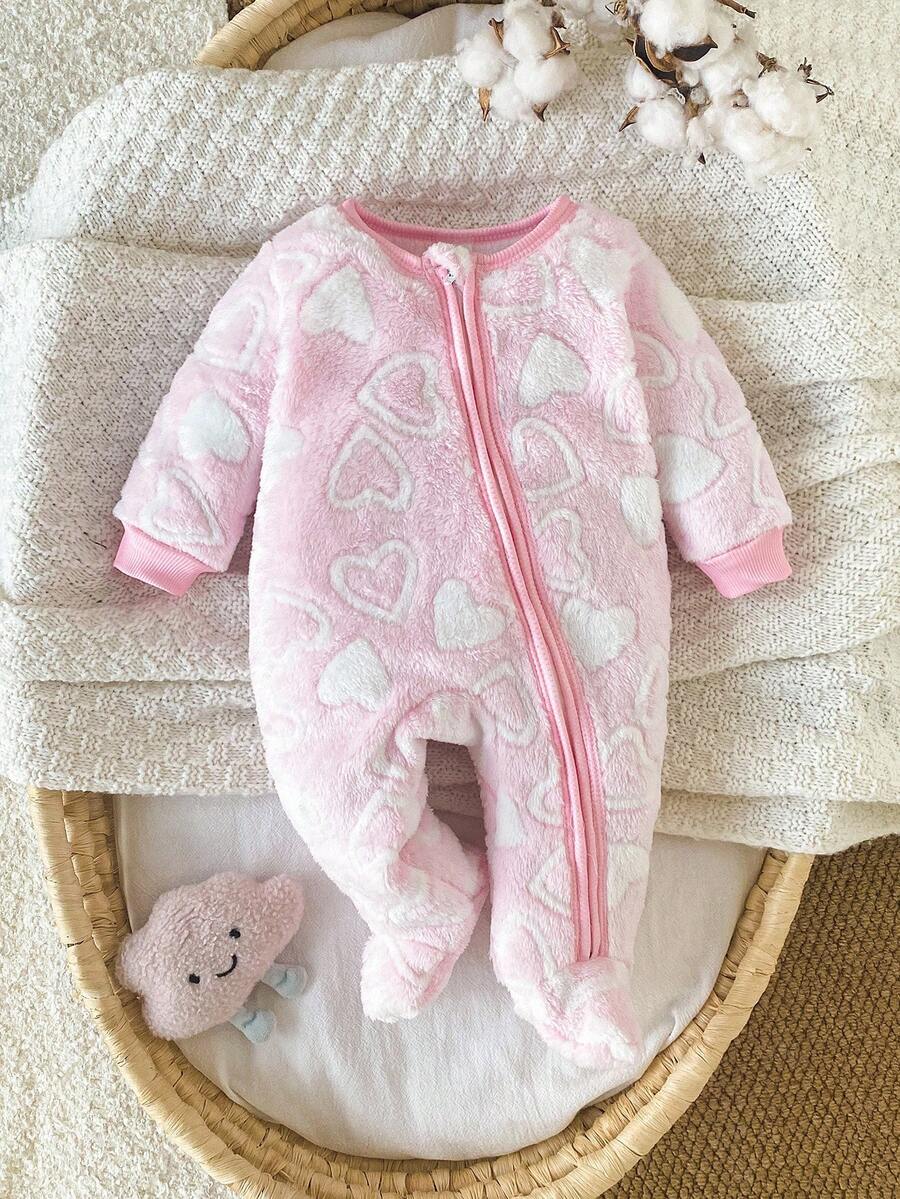 Pijama de bebé recién nacido de una sola pieza con pies de forro polar para otoño/invierno, color rosa claro con patrón de corazones blancos, estilo lindo y juguetón adecuado para bebés