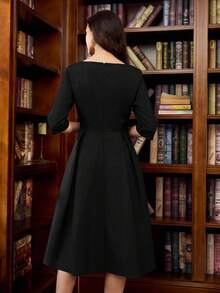 Vintamour 复古经典优雅女式连衣裙，修身船领 3/4 袖连衣裙，配有腰带和纽扣，海军蓝色连衣裙 - 黑色 - 查看 2