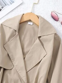 优雅舒适通勤百搭经典卡其色翻领袖口双排扣系腰风衣，适合少女