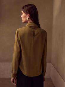 MOTF PREMIUM Blusa de gasa de cuello alto con diseño de cinta - Marrón Mocha - Ver 3
