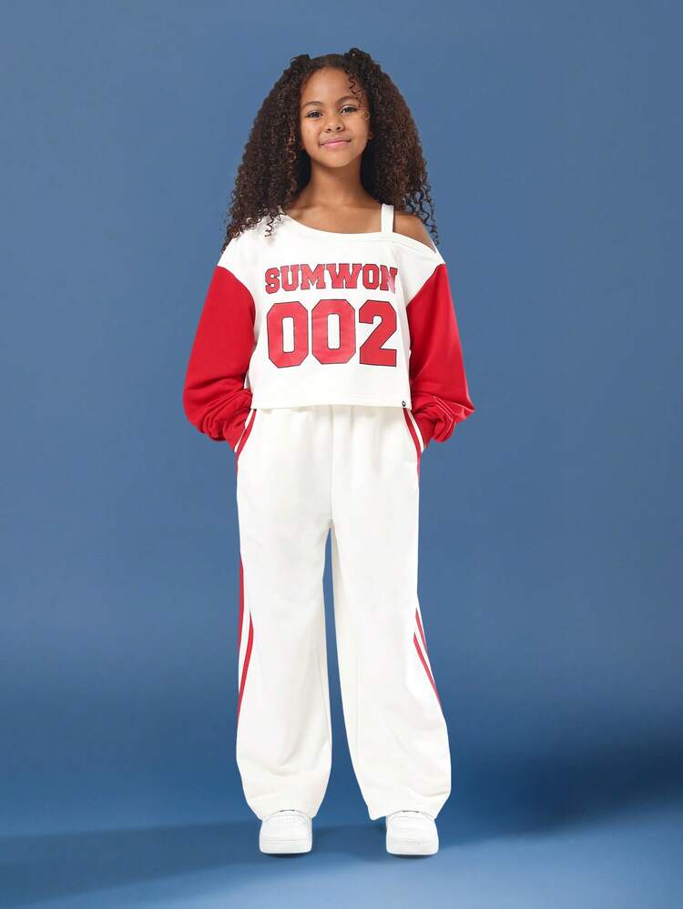 Conjunto de blusa de ombro caído com calça larga estampada universitária