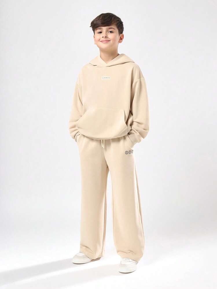 Bluza z kapturem oversize i spodnie z szerokimi nogawkami