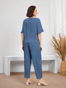 Miaspire 2 件套休闲纯色纹理衬衫和裤子套装母亲节服装送给妈妈的礼物女士休闲梭织面料两件套服装：卡其色圆领半袖上衣和长口袋裤夏季休闲度假场合梭织纹理提花面料女士两件套西装乡村服装女士复古服装女士机场服装女士老钱风格女士复古服装女士教师服装女士蓝色套装 2 件亚麻套装女士衬衫和裤子套装 2 件套 - 藍色 - 查看 4