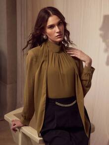 MOTF PREMIUM Blusa de gasa de cuello alto con diseño de cinta - Marrón Mocha - Ver 5